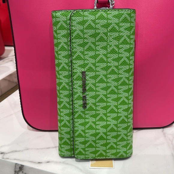 Michael Kors Jet Set Large Logo Trifold Wallet
Jungle Green 
NWT - Picture 3 of 16